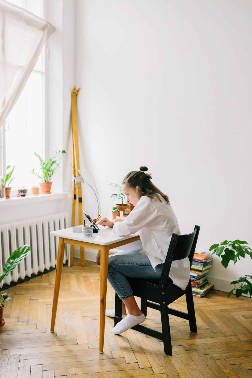 canva-a-teenager-studying-at-home-MAEdCTXmbEE